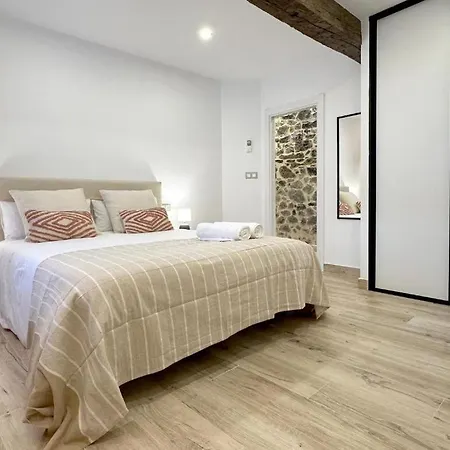 El Patio De Vespasiano-calera- Vistas A La Iglesia Junto Al Puerto Апартаменты