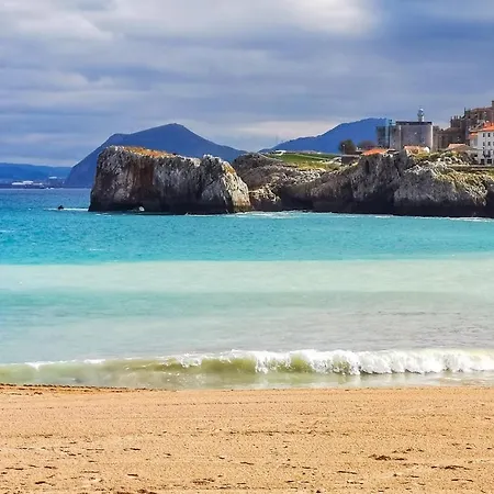 El Patio De Vespasiano-calera- Vistas A La Iglesia Junto Al Puerto Кастро-Урдиалес