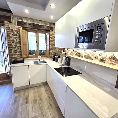 El Patio De Vespasiano-calera- Vistas A La Iglesia Junto Al Puerto Апартаменты *