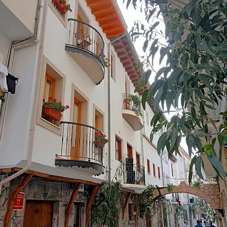 El Patio De Vespasiano-calera- Vistas A La Iglesia Junto Al Puerto *