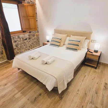 El Patio De Vespasiano-calera- Vistas A La Iglesia Junto Al Puerto Castro Urdiales