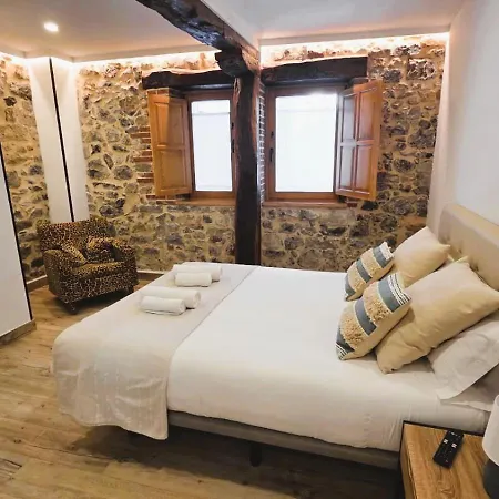 El Patio De Vespasiano-calera- Vistas A La Iglesia Junto Al Puerto