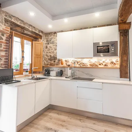 El Patio De Vespasiano-calera- Vistas A La Iglesia Junto Al Puerto Castro Urdiales