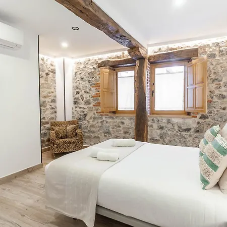 El Patio De Vespasiano-calera- Vistas A La Iglesia Junto Al Puerto