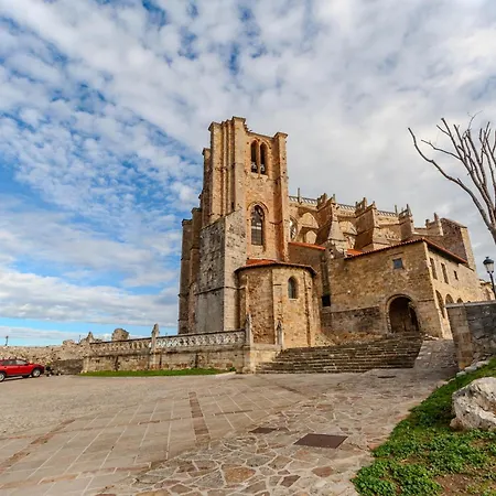 El Patio De Vespasiano-calera- Vistas A La Iglesia Junto Al Puerto Кастро-Урдиалес