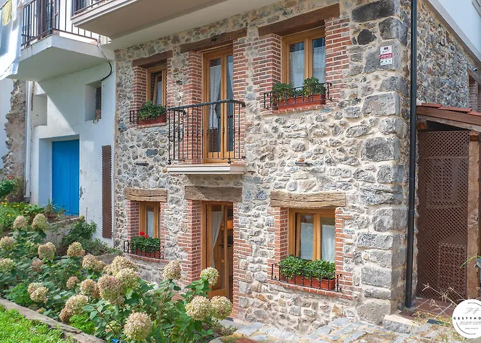 El Patio De Vespasiano-calera- Vistas A La Iglesia Junto Al Puerto Castro Urdiales