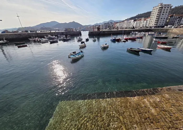 El Patio De Vespasiano-calera- Vistas A La Iglesia Junto Al Puerto Castro Urdiales