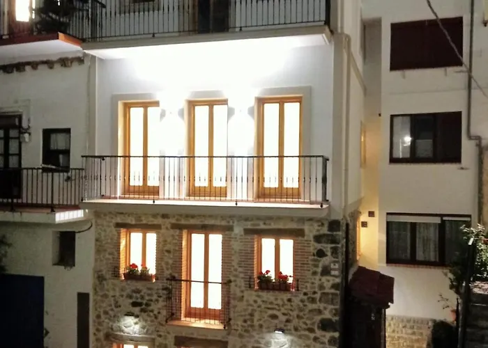 El Patio De Vespasiano-calera- Vistas A La Iglesia Junto Al Puerto Castro Urdiales