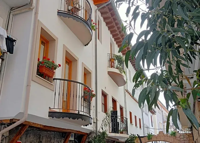 El Patio De Vespasiano-calera- Vistas A La Iglesia Junto Al Puerto *