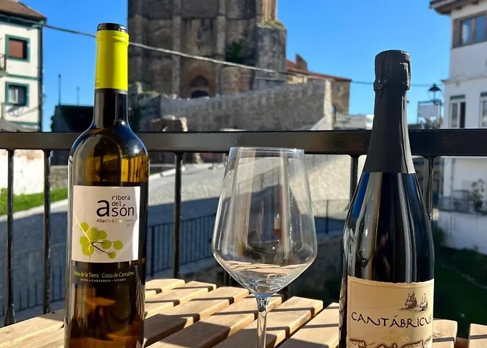 El Patio De Vespasiano-calera- Vistas A La Iglesia Junto Al Puerto Castro Urdiales