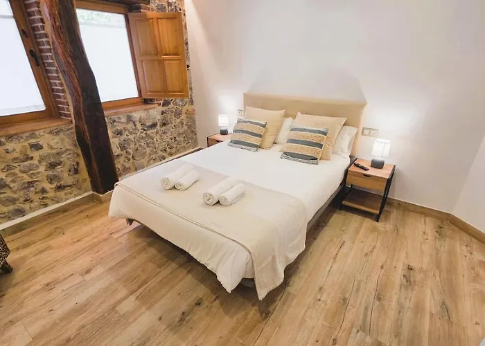 El Patio De Vespasiano-calera- Vistas A La Iglesia Junto Al Puerto Castro Urdiales