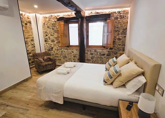 El Patio De Vespasiano-calera- Vistas A La Iglesia Junto Al Puerto