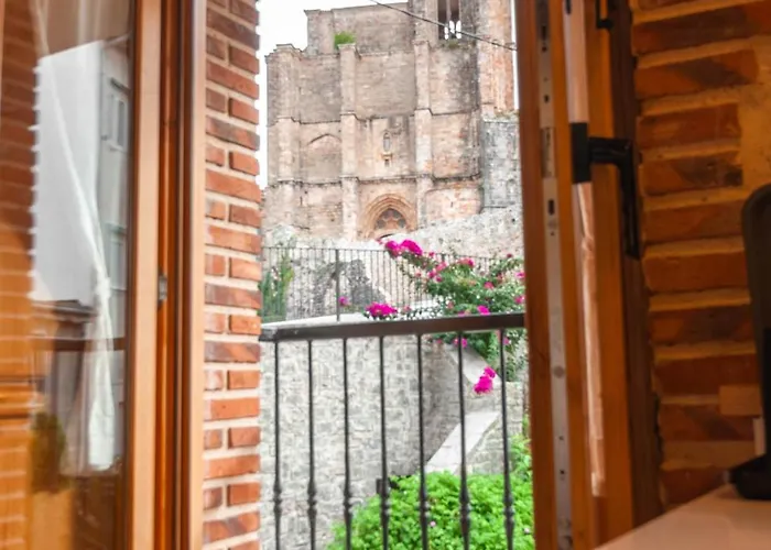 El Patio De Vespasiano-calera- Vistas A La Iglesia Junto Al Puerto