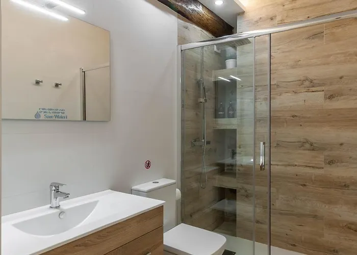 El Patio De Vespasiano-calera- Vistas A La Iglesia Junto Al Puerto * Castro Urdiales