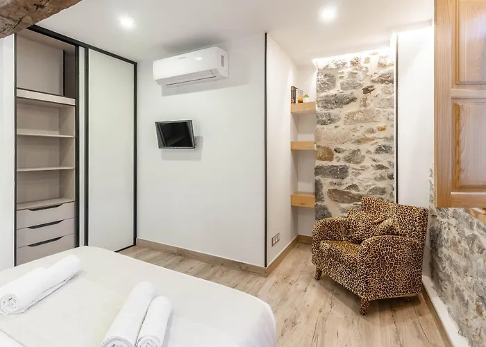 El Patio De Vespasiano-calera- Vistas A La Iglesia Junto Al Puerto *