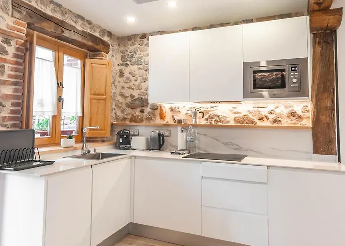 El Patio De Vespasiano-calera- Vistas A La Iglesia Junto Al Puerto Castro Urdiales