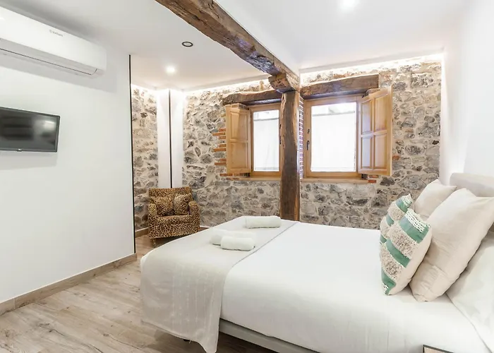 El Patio De Vespasiano-calera- Vistas A La Iglesia Junto Al Puerto