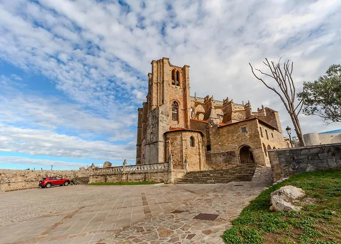 El Patio De Vespasiano-calera- Vistas A La Iglesia Junto Al Puerto Castro Urdiales