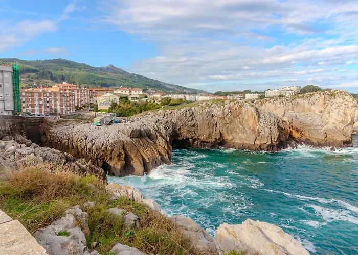 El Patio De Vespasiano-calera- Vistas A La Iglesia Junto Al Puerto * Castro Urdiales