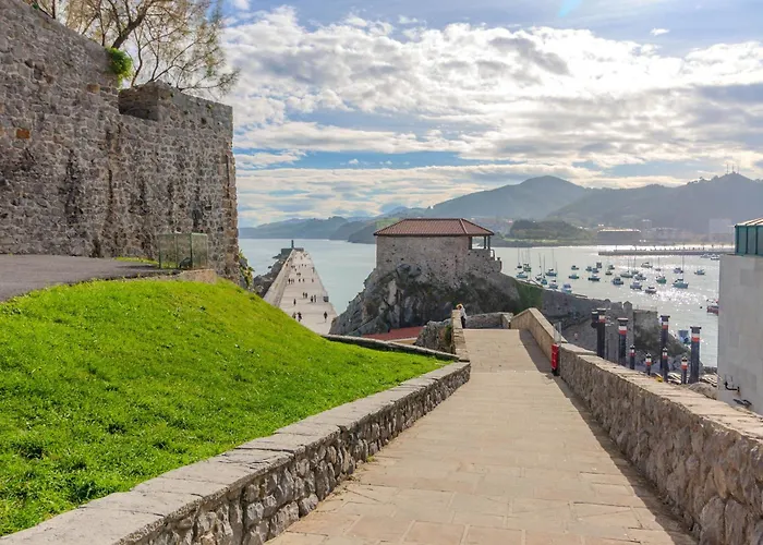 El Patio De Vespasiano-calera- Vistas A La Iglesia Junto Al Puerto Castro Urdiales