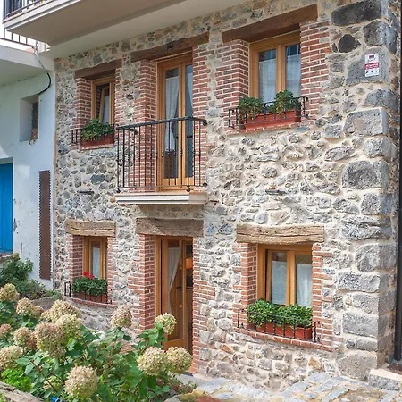 El Patio De Vespasiano-calera- Vistas A La Iglesia Junto Al Puerto Castro Urdiales