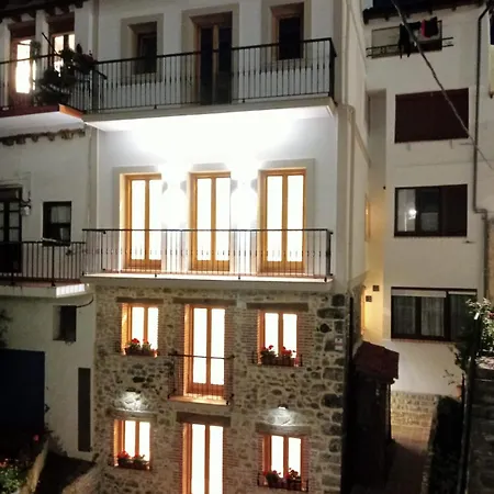 El Patio De Vespasiano-calera- Vistas A La Iglesia Junto Al Puerto Castro Urdiales