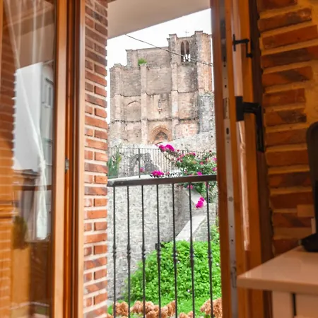 El Patio De Vespasiano-calera- Vistas A La Iglesia Junto Al Puerto