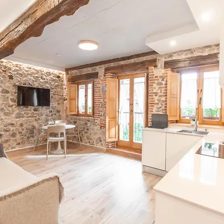 El Patio De Vespasiano-calera- Vistas A La Iglesia Junto Al Puerto