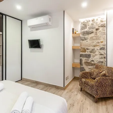 El Patio De Vespasiano-calera- Vistas A La Iglesia Junto Al Puerto *