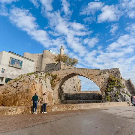 El Patio De Vespasiano-calera- Vistas A La Iglesia Junto Al Puerto * Castro Urdiales