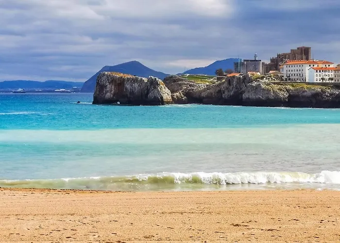 El Patio De Vespasiano-calera- Vistas A La Iglesia Junto Al Puerto كاسترو أورديالس