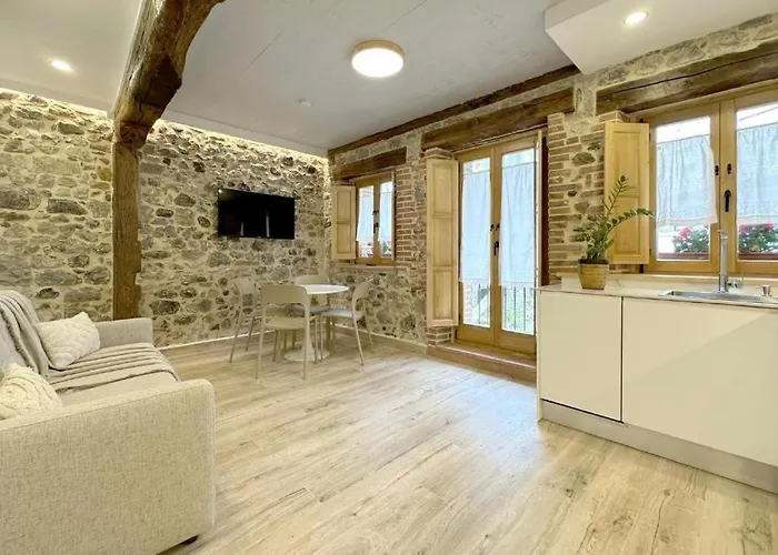 El Patio De Vespasiano-calera- Vistas A La Iglesia Junto Al Puerto كاسترو أورديالس