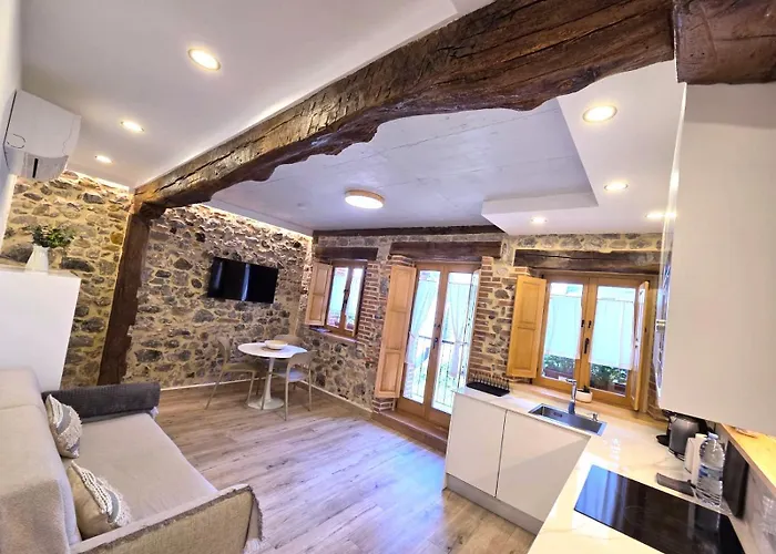 El Patio De Vespasiano-calera- Vistas A La Iglesia Junto Al Puerto