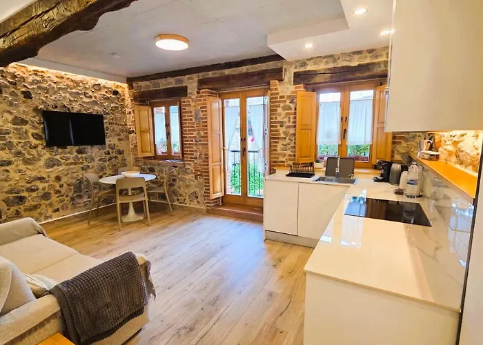 El Patio De Vespasiano-calera- Vistas A La Iglesia Junto Al Puerto شقة كاسترو أورديالس