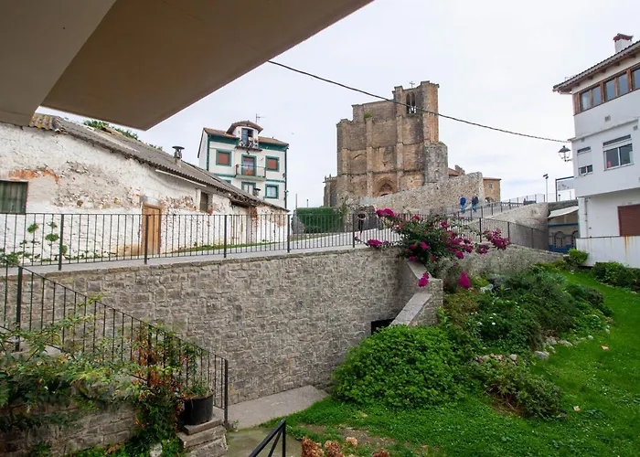 El Patio De Vespasiano-calera- Vistas A La Iglesia Junto Al Puerto شقة كاسترو أورديالس