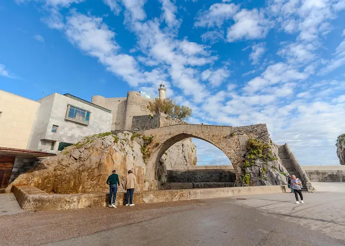 El Patio De Vespasiano-calera- Vistas A La Iglesia Junto Al Puerto * كاسترو أورديالس