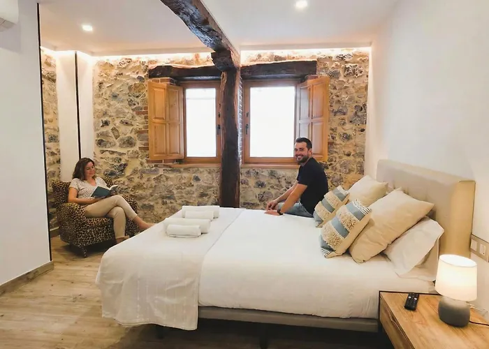 El Patio De Vespasiano-calera- Vistas A La Iglesia Junto Al Puerto * كاسترو أورديالس